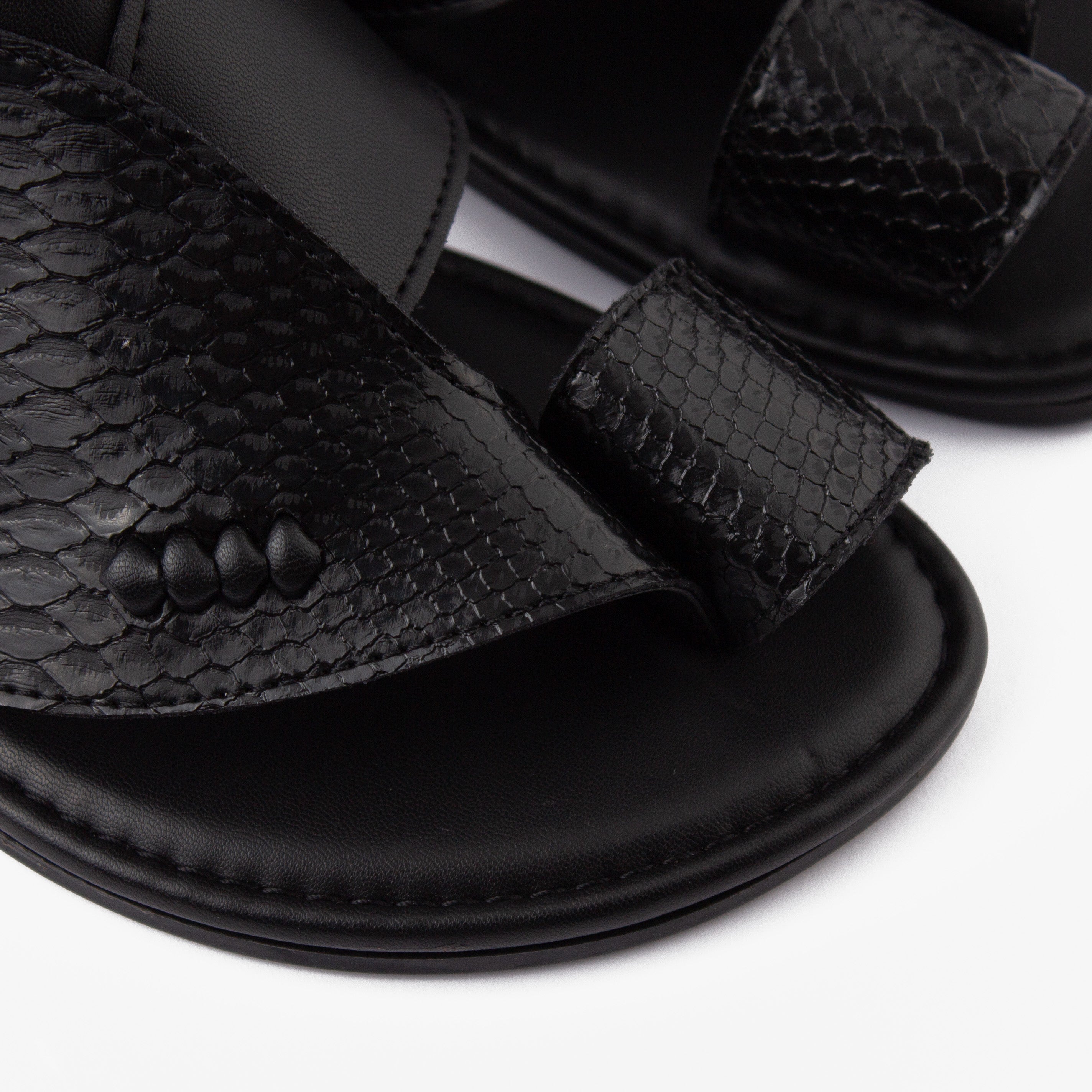 حذاء شرقي تركي شكل جلد الثعبان (أسود)