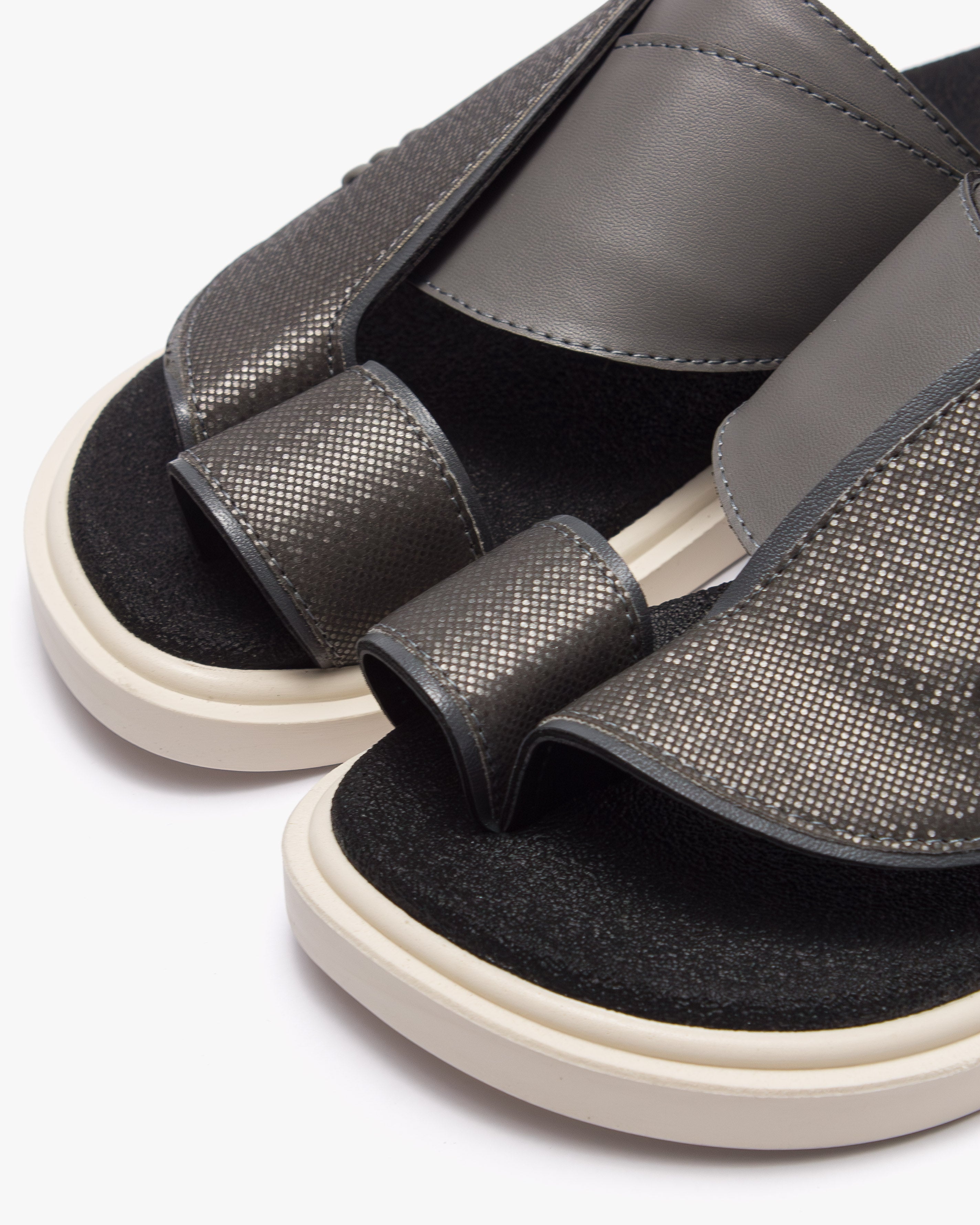 نعال شرقي عصري منقط نجوم (رصاصي&بيج)