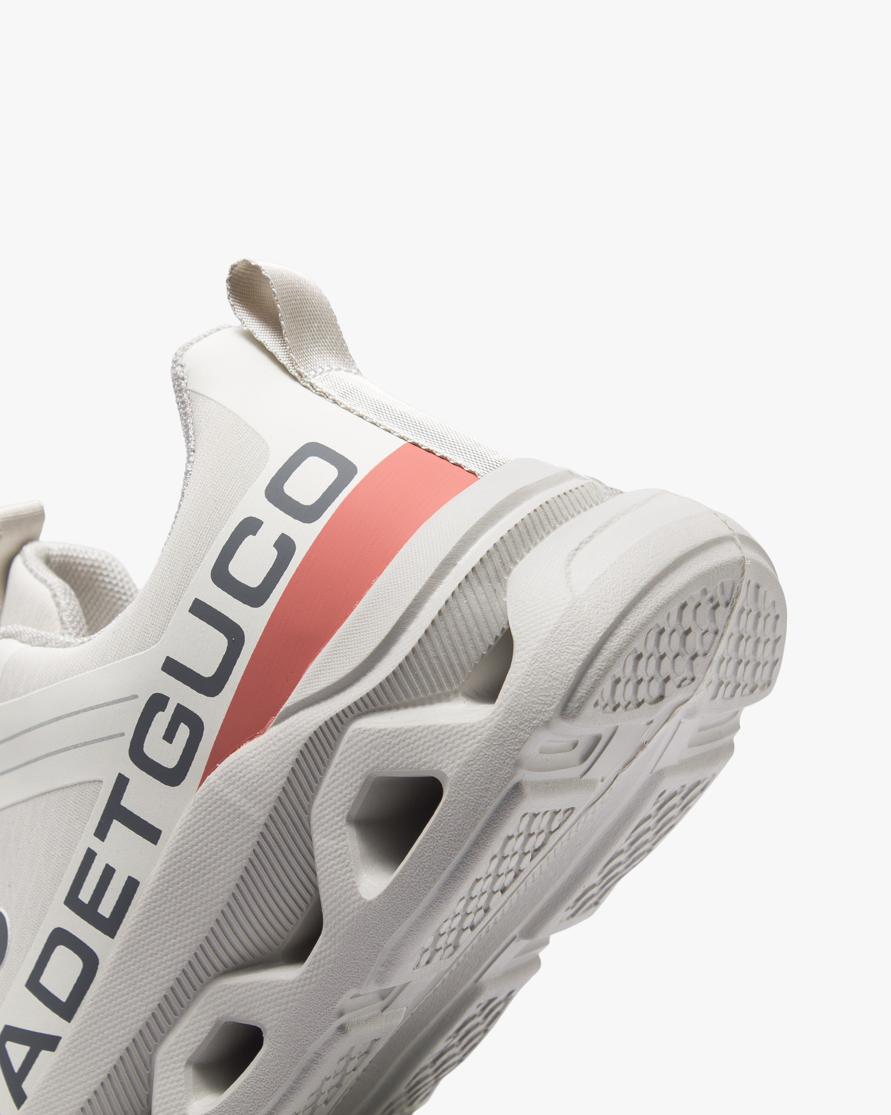 حذاء رياضي بخفة استثنائية (اوف وايت)