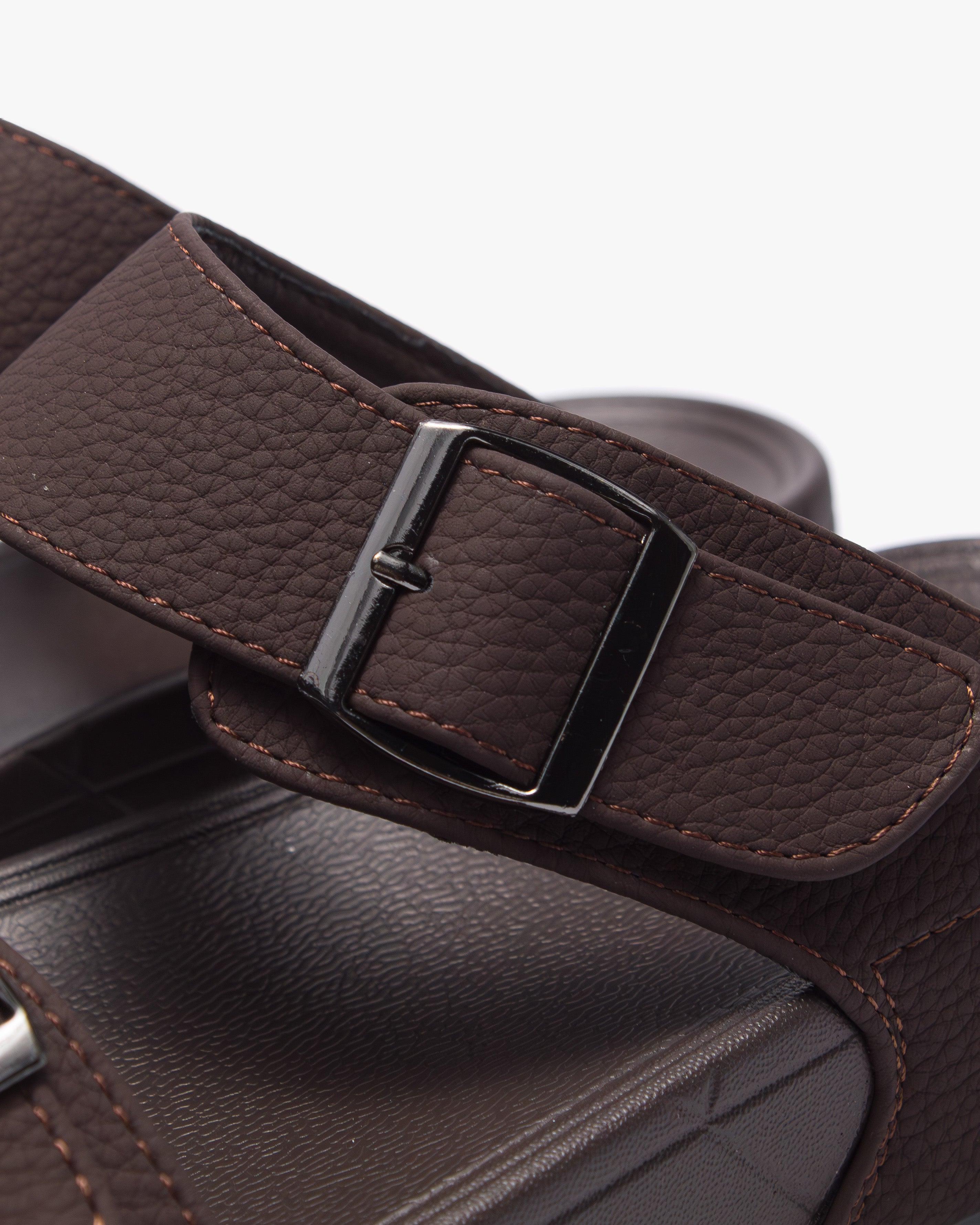 نعال رجالي بإبزيم (عودي)