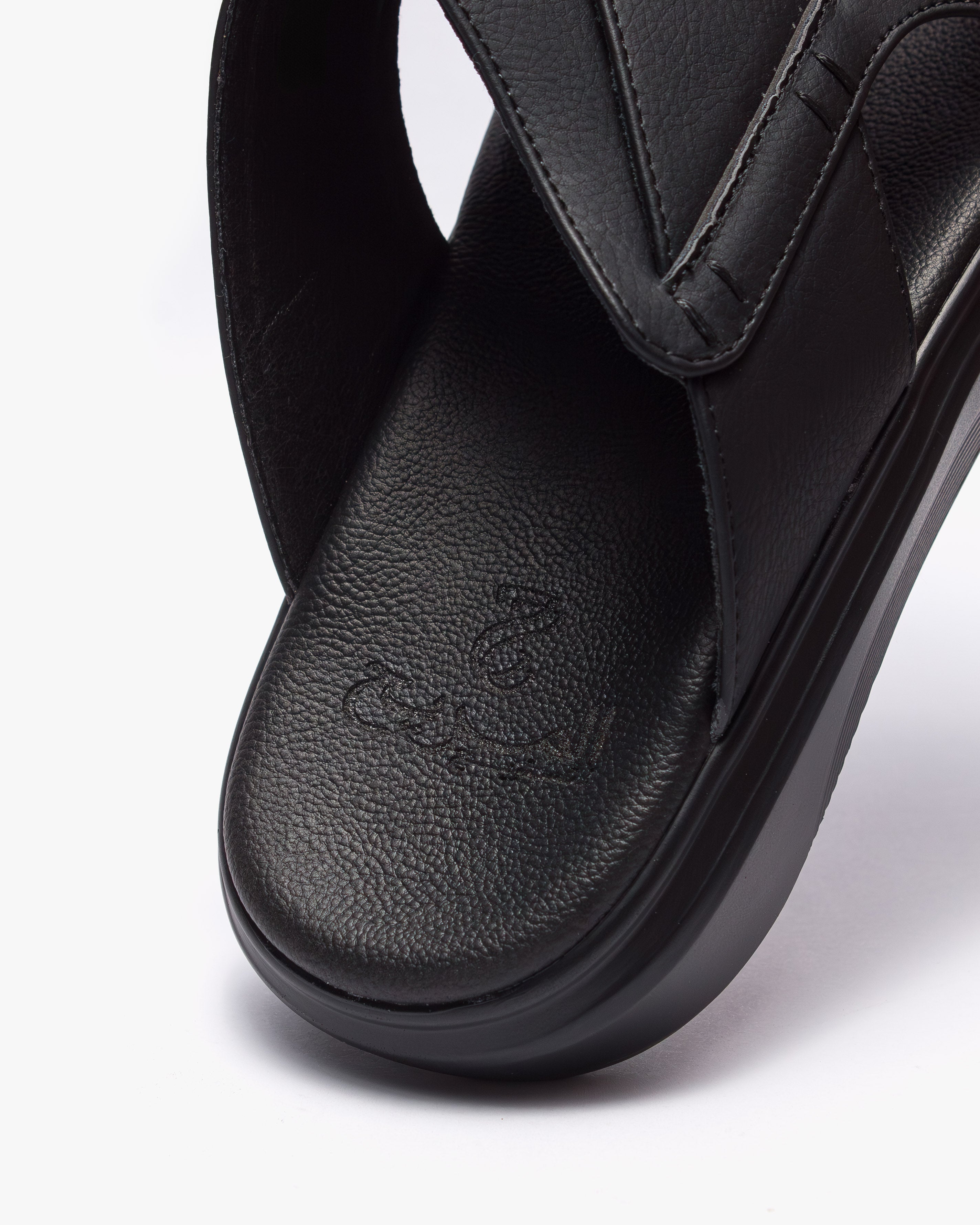 نعال مريح بتصميم متقاطع (أسود)