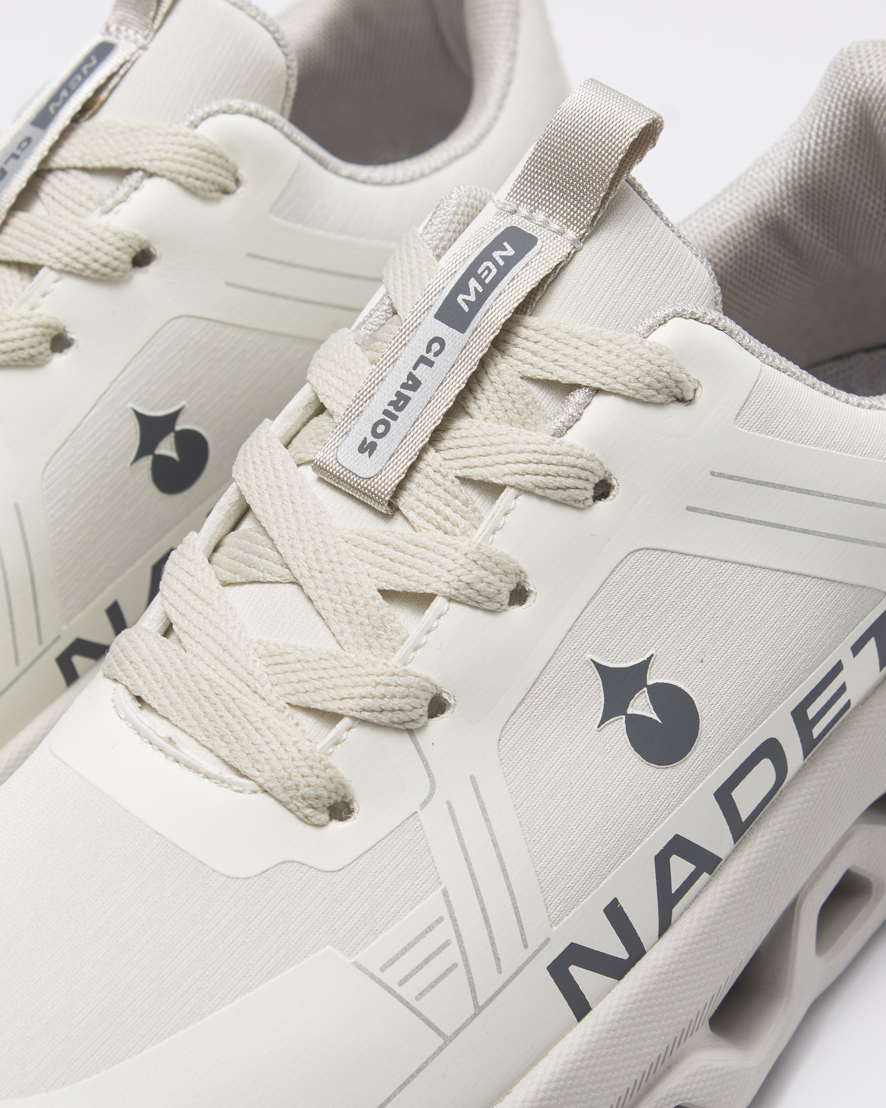 حذاء رياضي بخفة استثنائية (اوف وايت)