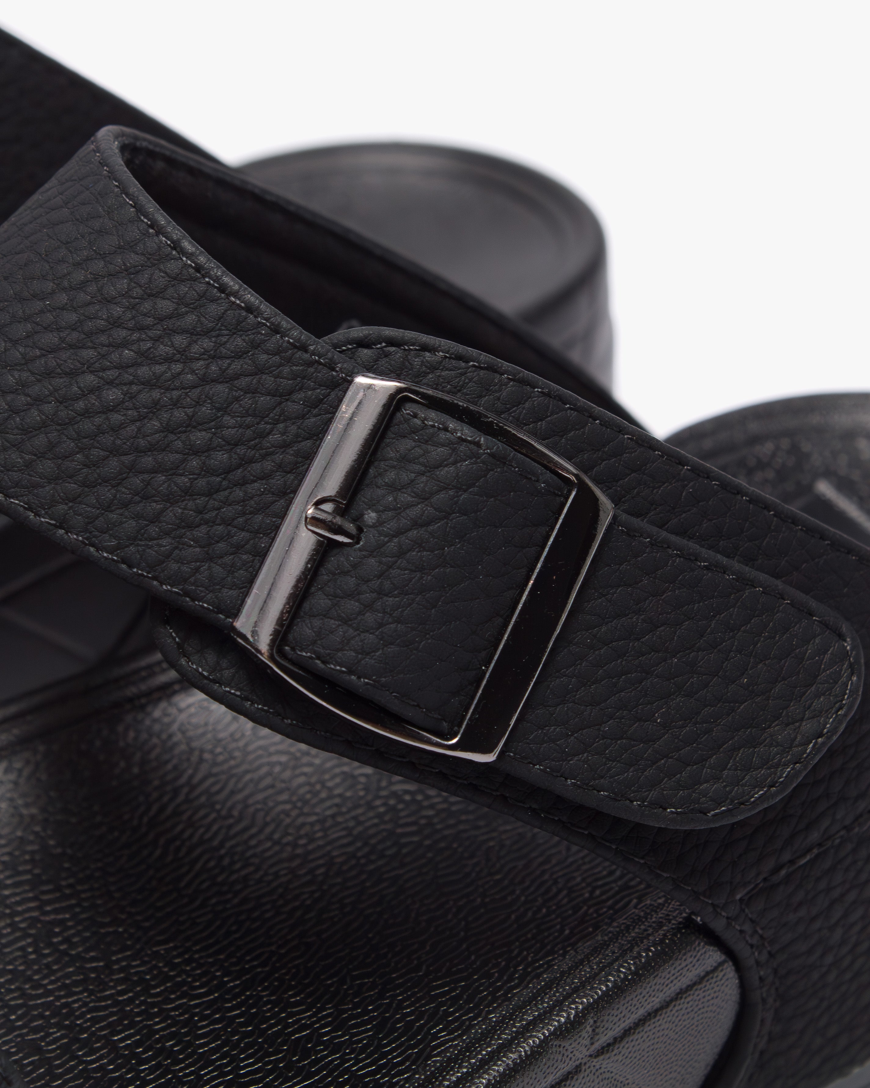 نعال رجالي بإبزيم (أسود)