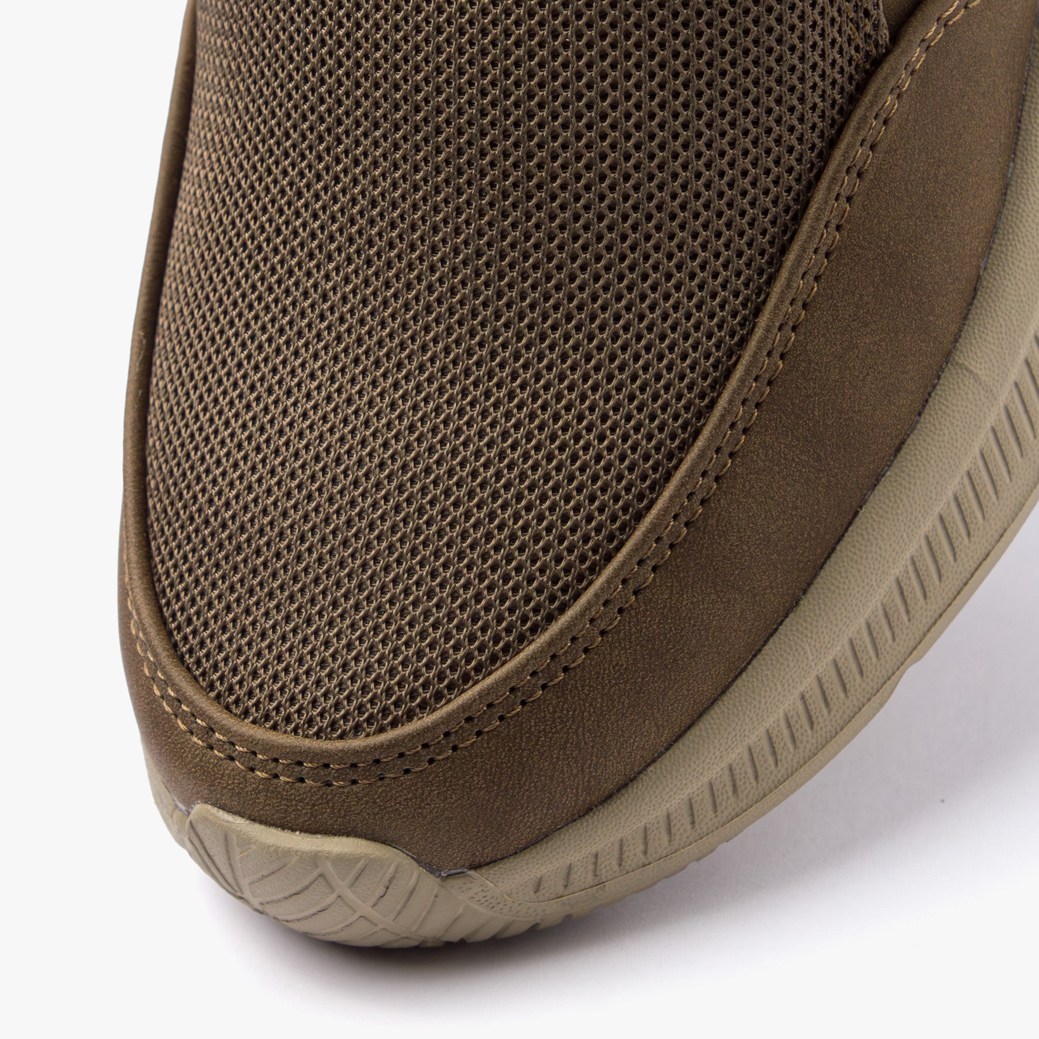 حذاء رياضي رجالي سهل الارتداء (بني)